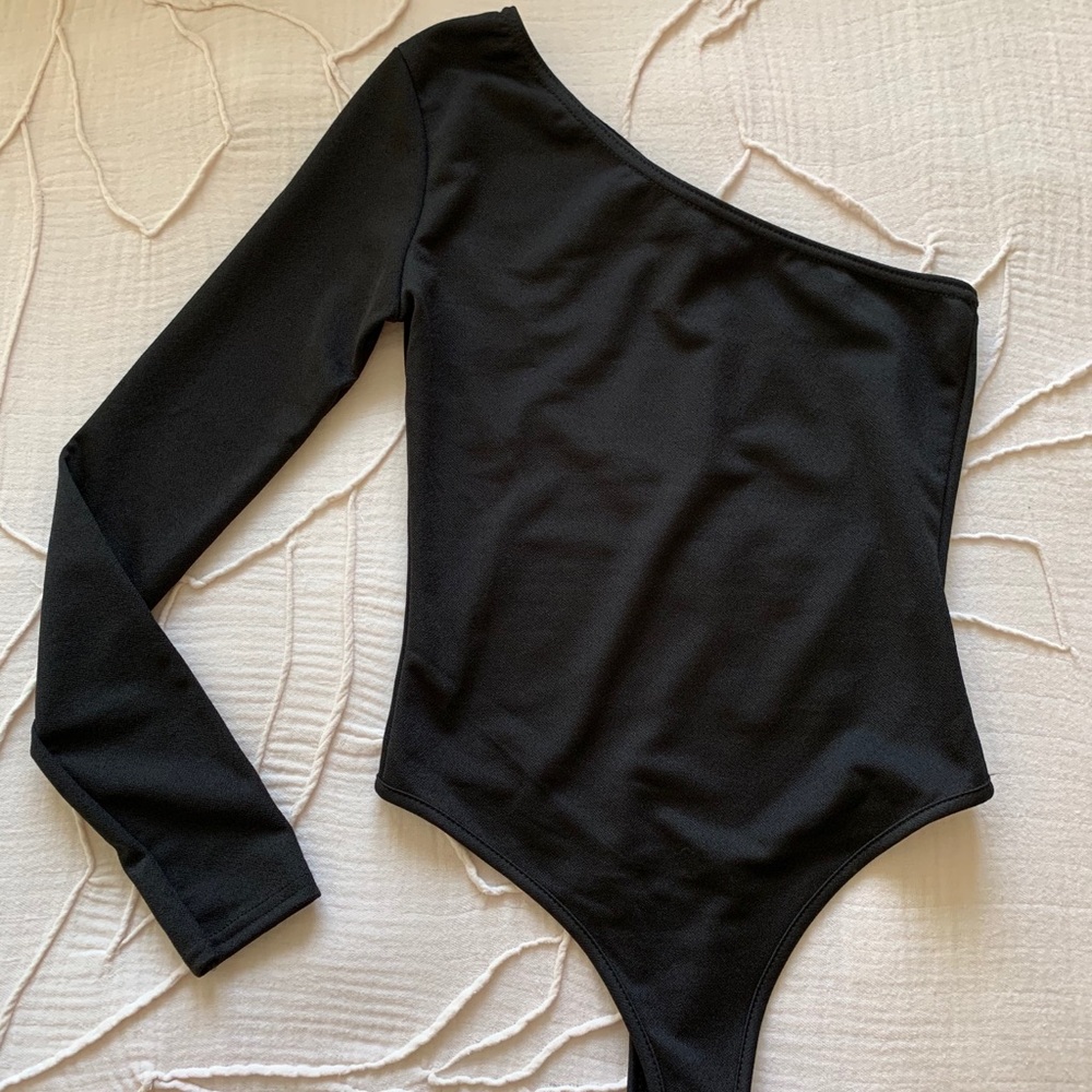 One shoulder black body suit